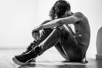 Homme avec un jean de couleur foncée